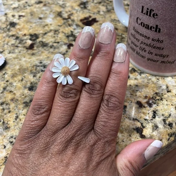 Into The Bloom Daisy Flower Ring - Picture 8 of 12